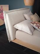 Cadre de lit en chêne massif et tête de lit capitonnée sur le lit Miguel, également disponible avec une tête de lit en bois ou dans une version plus sobre avec seulement le cadre de lit.