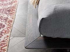 Cadre de lit en chêne massif avec assemblage à 45° du pied de lit et des montants latéraux, un travail qui rehausse la qualité du meuble et de ses matériaux.