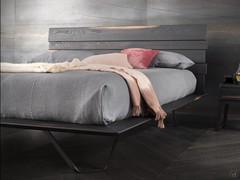 Lit Miguel entièrement en bois, avec cadre de lit et tête de lit en chêne massif Rovere Cotto