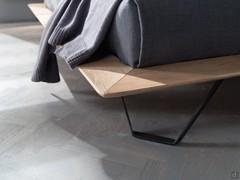 Détail du cadre de lit en bois en finition Chêne d'Alaska. Disponible également dans d'autres teintes de bois ou dans une laque mate à pores ouverts.