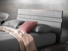 Détail de la tête de lit en bois, l'une des alternatives disponibles pour le lit Miguel. Proposée ici en finition Chêne Cuit, principalement foncée mais avec parfois des veinures plus claires.