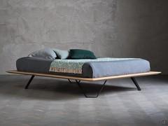 Lit Miguel sommier sans tête de lit, avec cadre de lit en chêne massif et pieds en métal modèle 'Poliedro'.