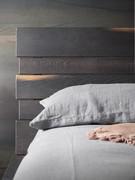 Détail de la tête de lit en bois, finition Rovere Cotto, avec ses teintes bicolores caractéristiques