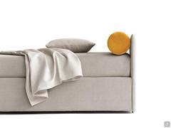 Coussin à roulettes recouvert de tissu utilisé comme accoudoir