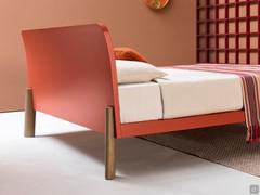 Dossier laqué mat du lit Stirling. Le dossier, commun à toutes les finitions, permet de positionner le lit au centre de la pièce.