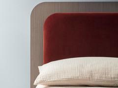 Les coussins de la tête de lit peuvent être recouverts de tissu, de similicuir ou de cuir et épousent la forme des coins du panneau de la tête de lit.