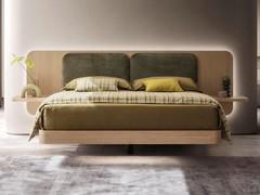Le lit principal avec l'anneau de lit P28 incurvé, entièrement fabriqué en essence de bois. Un certain nombre d'options sont également clairement visibles, comme les lumières diffuses du dossier et du pied de lit et les étagères latérales.