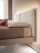 Détail de l'éclairage LED derrière la tête de lit, disponible en option sur les modèles Slim et Large. Il peut être accompagné d'une barre LED supplémentaire, placée sous le pied de lit.