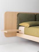 Grande tête de lit avec coussins recouverts de tissu et tablette latérale (disponible en option)