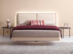 Lit de maître en version tête de lit 'Slim', laqué mat Nude avec coussins de tête de lit en tissu et éclairage arrière diffus