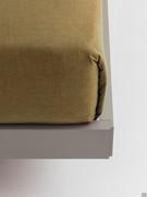 Détail du cadre de lit P24 en mélamine Platinum, disponible dans de nombreuses finitions texturées ou effet bois.