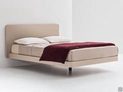 Lit Master laqué mat Nude, dans la version avec tête de lit Slim sans coussins