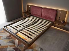 Lit principal sans matelas, pour montrer le sommier à lattes en bois inclus dans tous les modèles.