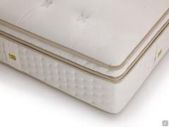 Détail de la housse amovible en tissu de coton finement fini et matelassé ; surmatelas intégré et amovible