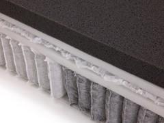 Détail de la couche superficielle Memory Fresh insérée dans le sur-matelas, supportant la feuille intérieure de 3300 micro-ressorts indépendamment empochés.
