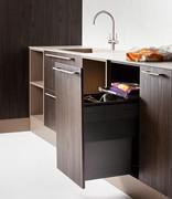 Meuble base coulissant avec panier à linge inclus dans la composition de la buanderie Oasis L05. 