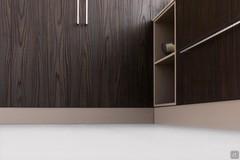 Détail de la plinthe H.10 cm en laqué mat dans les couleurs de la collection Oasis