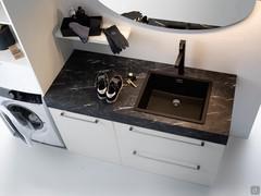 Plan en stratifié HPL avec lavabo en cristallite Helix. Les poignées cod.68- avec un pas de 57 cm sont également visibles.