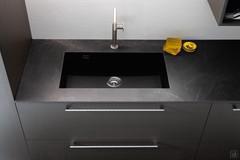 Modèle de lavabo Amerigo en cristallite noir mat avec plan de travail en grès naturel 2X negro