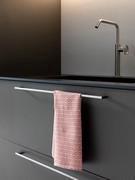 Poignées en acier moleté pouvant également être utilisées comme porte-serviettes