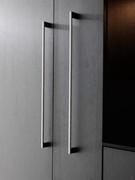 Détail des poignées verticales sur les colonnes