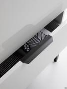 Détail de la poignée code 690 noir, l'une des nombreuses disponibles sur la composition du linge Oasis L04