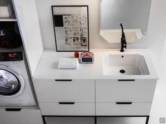 Meubles à tiroirs et lavabo en mineralguss avec plan assorti. Mélangeur non inclus et trou standard de 3,5 cm.