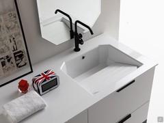 Détail du lavabo Drop en mineralguss blanc, avec en option un plan de toilette dans le même matériau que le lavabo et le plan.