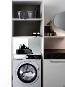 Détail du meuble haut ouvert avec support pour lave-linge et double compartiment au-dessus. Le panneau arrière, dans le cas d'un meuble haut en mélamine, est toujours en gris orione.