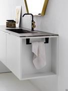 Détail du meuble base latéral ouvert avec porte serviette en métal