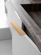 Détail des poignées cod.692 en métal finition or brossé