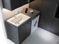 Armoire à linge Oasis en mélaminé effet bois Reflex Carbon, éléments latéraux, supérieurs, muraux et hauts dans le même coloris. Equipé d'un lavabo en céramique Scotland