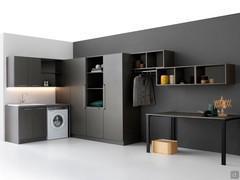 Meuble d'angle Oasis L01 avec compartiment pour lave-linge, complet avec éléments bas, éléments hauts avec portes et éléments ouverts, colonnes avec étagères coulissantes, paniers à linge et compartiment avec crochets pour suspendre le linge.