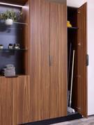 Compartiment de rangement dans la dernière colonne latérale de 30 cm de large. Également disponible en version avec 5 étagères, pour une organisation différente de l'espace intérieur.