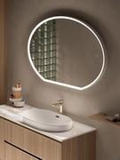 La composition de la salle de bains N117 Atlantic comprend également le miroir Halo ovale de 110 cm avec des lumières LED intégrées à intensité variable.