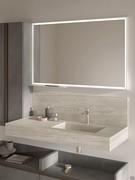 Miroir Aura inclus dans la composition Atlantic N120. Le cadre est laqué blanc mat et dispose d'une bande LED intégrée sur les quatre côtés. La tablette de rangement à gauche du cadre est disponible en option.