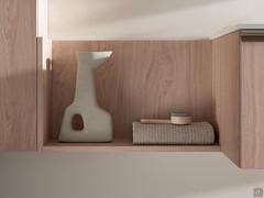 Compartiment ouvert pratique placé entre le meuble bas du lavabo et le meuble haut. Etagère pour serviettes et objets divers