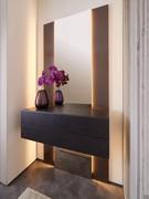 Hall d'entrée Millenium avec miroir bronzé et bandes latérales en verre gravé opaque extra-clair assorties. A mi-hauteur, le meuble bas suspendu de la collection Plan avec 2 tiroirs en chêne Terra fahsion (disponible séparément dans les collections de ran