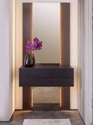 Miroir d'entrée Millenium avec tiroir, en format 96 cm de large et 215 cm de haut, avec rétro-éclairage LED optionnel sur les deux côtés longs du miroir central.