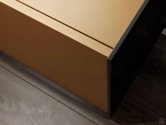 Meuble TV Columbus, caractérisé par un cadre en bois ou laqué mat, contrastant ou assorti aux boîtiers à l'intérieur.