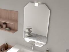 Miroir de salle de bains octogonal Borea en version rectangulaire plus haute que large. Disponible en différentes tailles, toutes avec un bord biseauté.