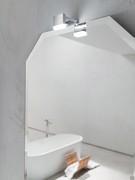 Miroir octogonal Borea combiné avec le spot Point. De nombreux types de lampes LED sont disponibles pour compléter votre miroir.