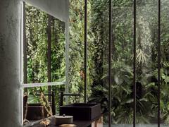 Une utilisation particulière du miroir Net avec rétro-éclairage périmétrique LED : miroir inférieur cm 140 x 35 / interruption / miroir supérieur cm 140 x 75