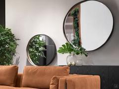 Miroir rond avec cadre en acier Rodin de Cantori en deux des quatre dimensions disponibles