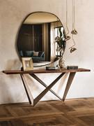 Miroir irrégulier Hawaii de Cattelan associé à la table console Westin et aux lampes Sunset