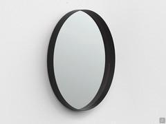 Miroir à thème en version ronde, disponible en 4 tailles avec cadre fin uniquement. Ici en métal peint en noir