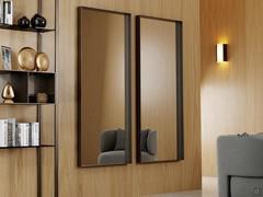 Paire de miroirs muraux Yukon, idéaux dans le salon et le hall d'entrée ou dans la chambre à coucher en combinaison avec des meubles de la même collection