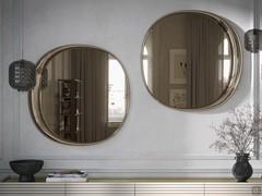 Composition obtenue en combinant deux miroirs Genesi, placés au-dessus d'un buffet.