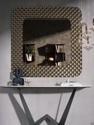 Miroir carré Talete positionné dans l'entrée associé avec une console