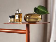 L'étagère permet de placer de petits objets et confère au miroir un design pratique et fonctionnel.